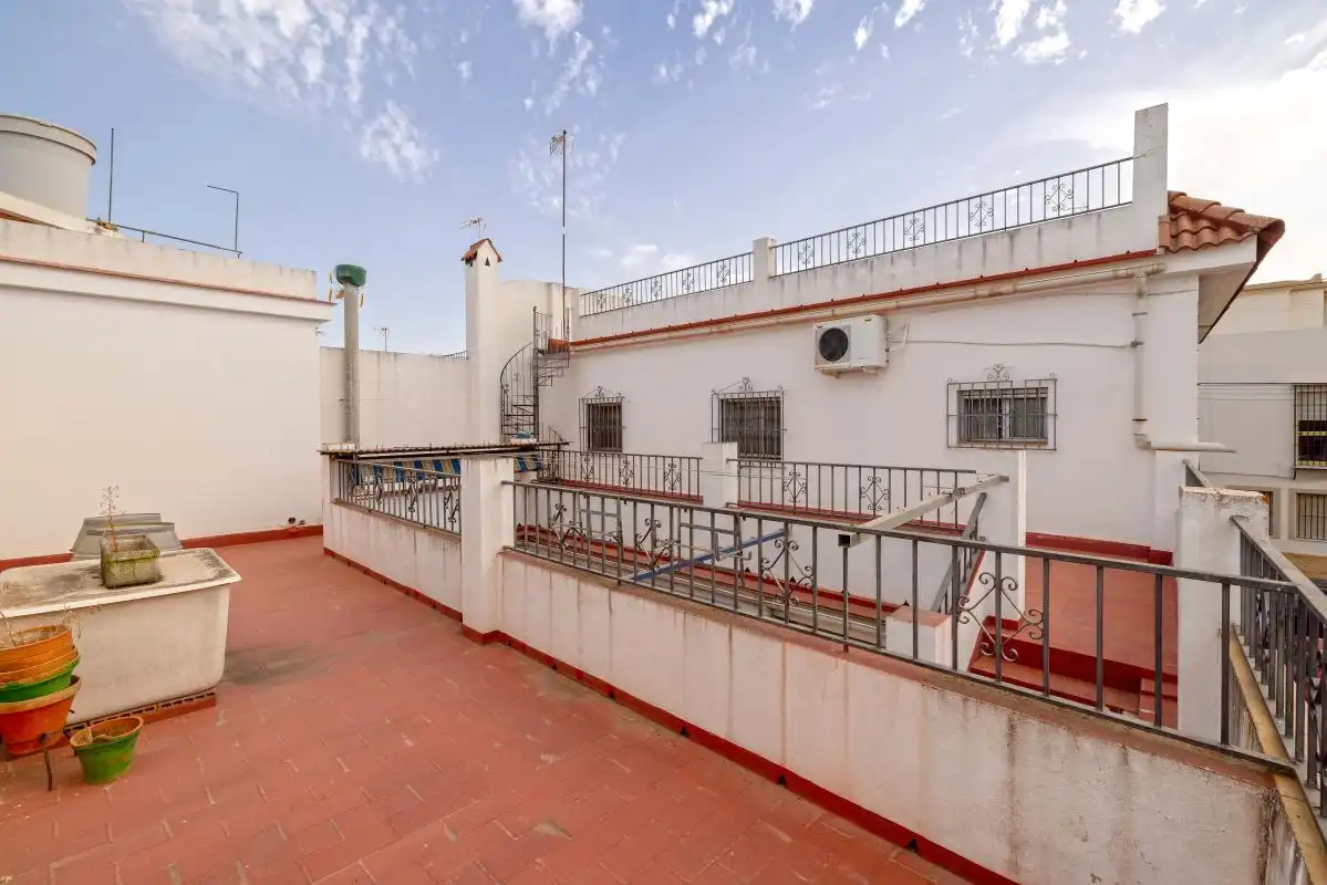 Vista exterior de Casa adosada en venda en Dos Hermanas amb Aire condicionat, Calefacció i Jardí privat