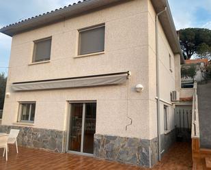 Vista exterior de Casa o xalet en venda en Cerdanyola del Vallès amb Aire condicionat, Calefacció i Terrassa