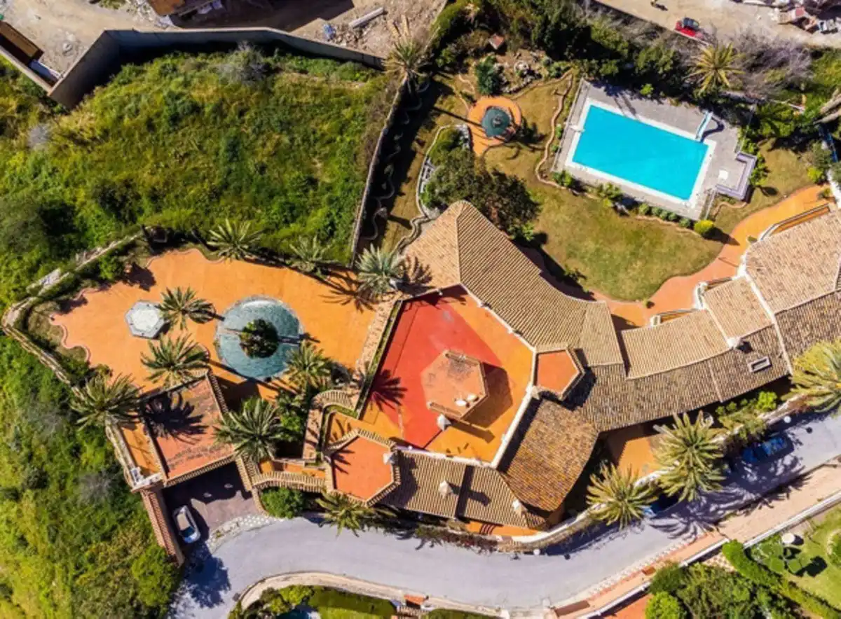 Vista exterior de Casa o xalet en venda en Benalmádena amb Traster i Piscina