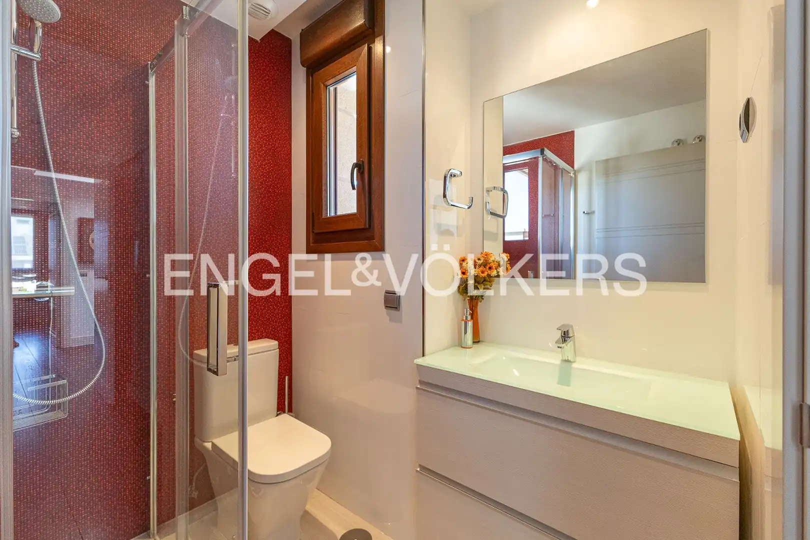 Badezimmer von Einfamilien-Reihenhaus zum Verkauf in Majadahonda mit Klimaanlage, Heizung und Privatgarten