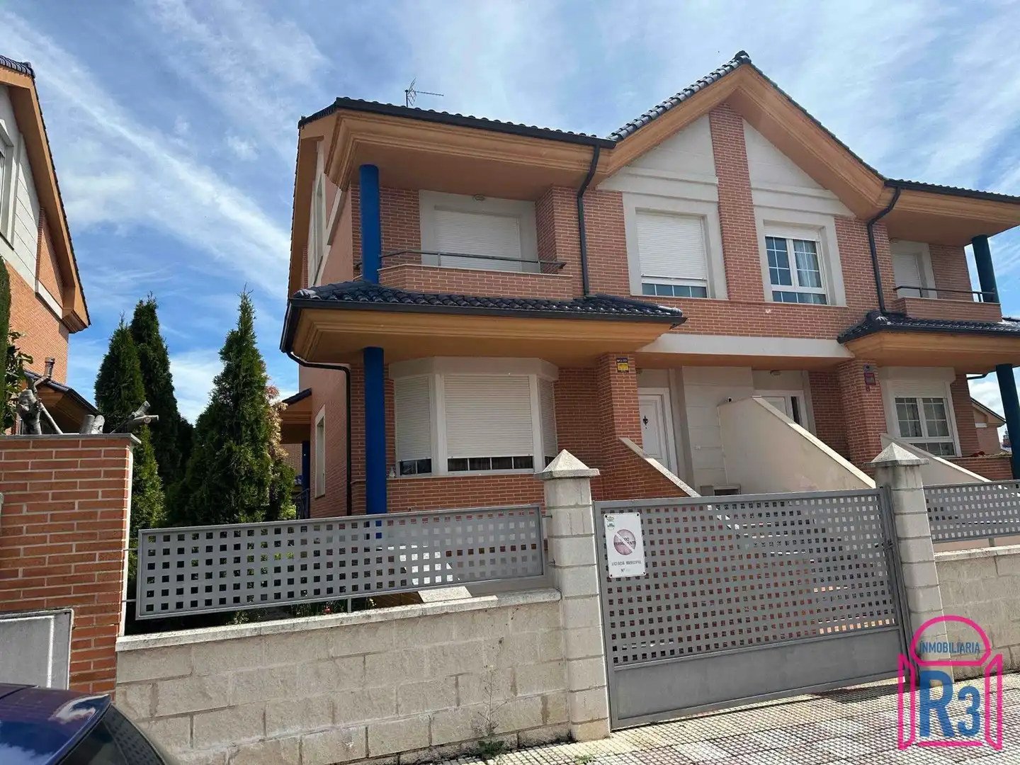 Vista exterior de Casa adosada en venta en Villaquilambre con Calefacción, Piscina y Amueblado