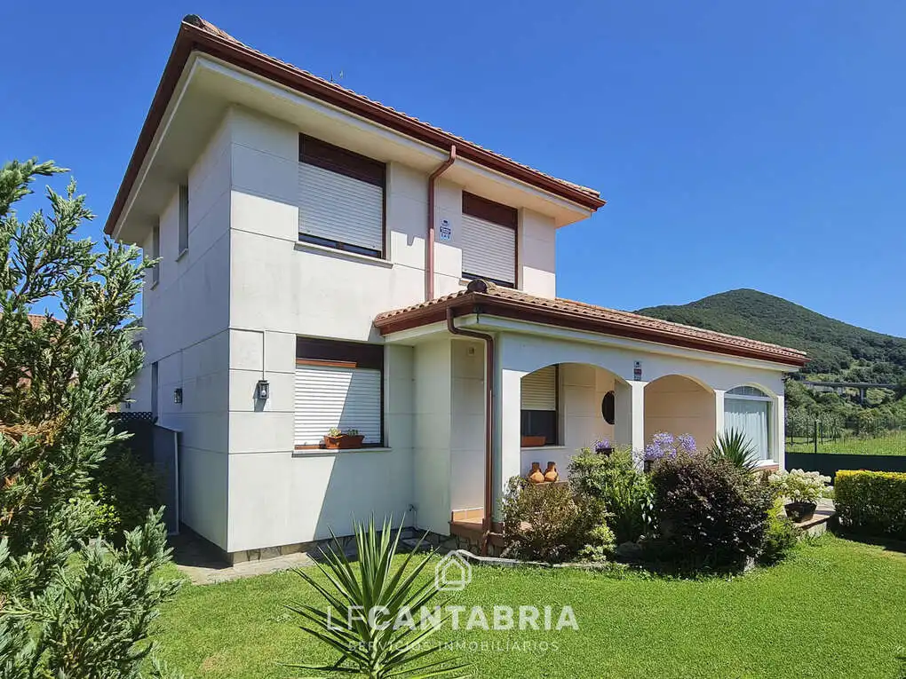 Vista exterior de Casa o chalet en venta en Liendo con Calefacción, Jardín privado y Piscina