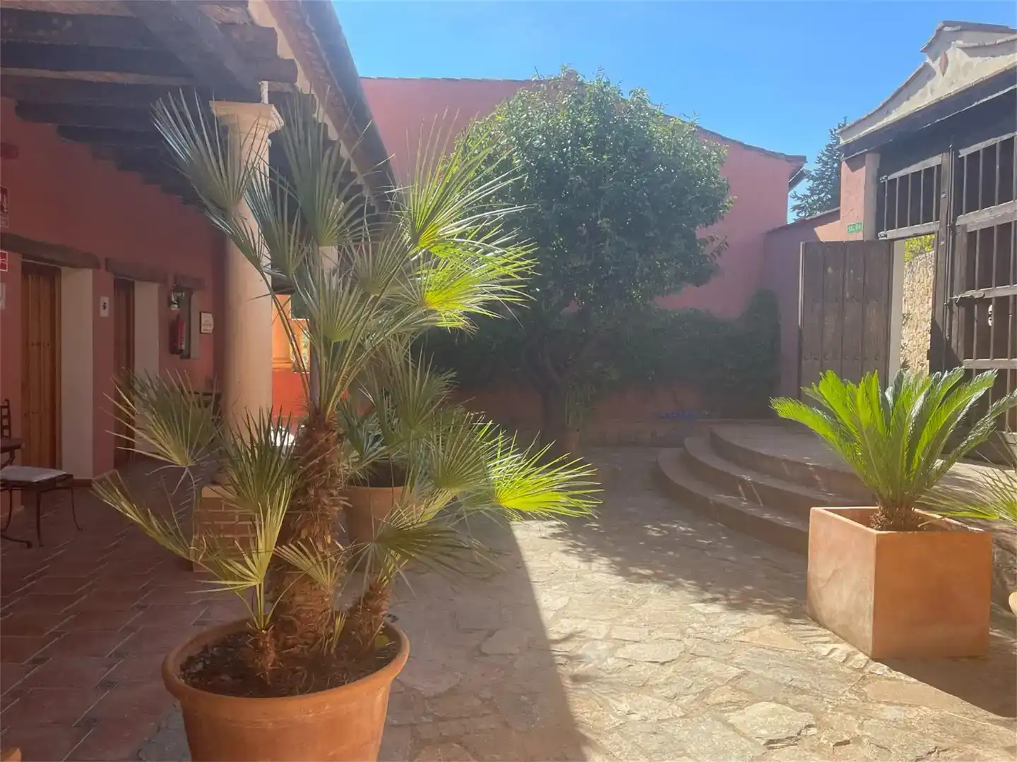 Jardí de Local en venda en Ronda amb Aire condicionat, Parquet i Moblat