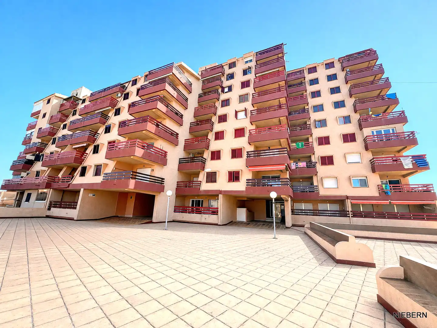 Vista exterior de Pis en venda en La Manga del Mar Menor amb Moblat, Balcó i Piscina comunitària