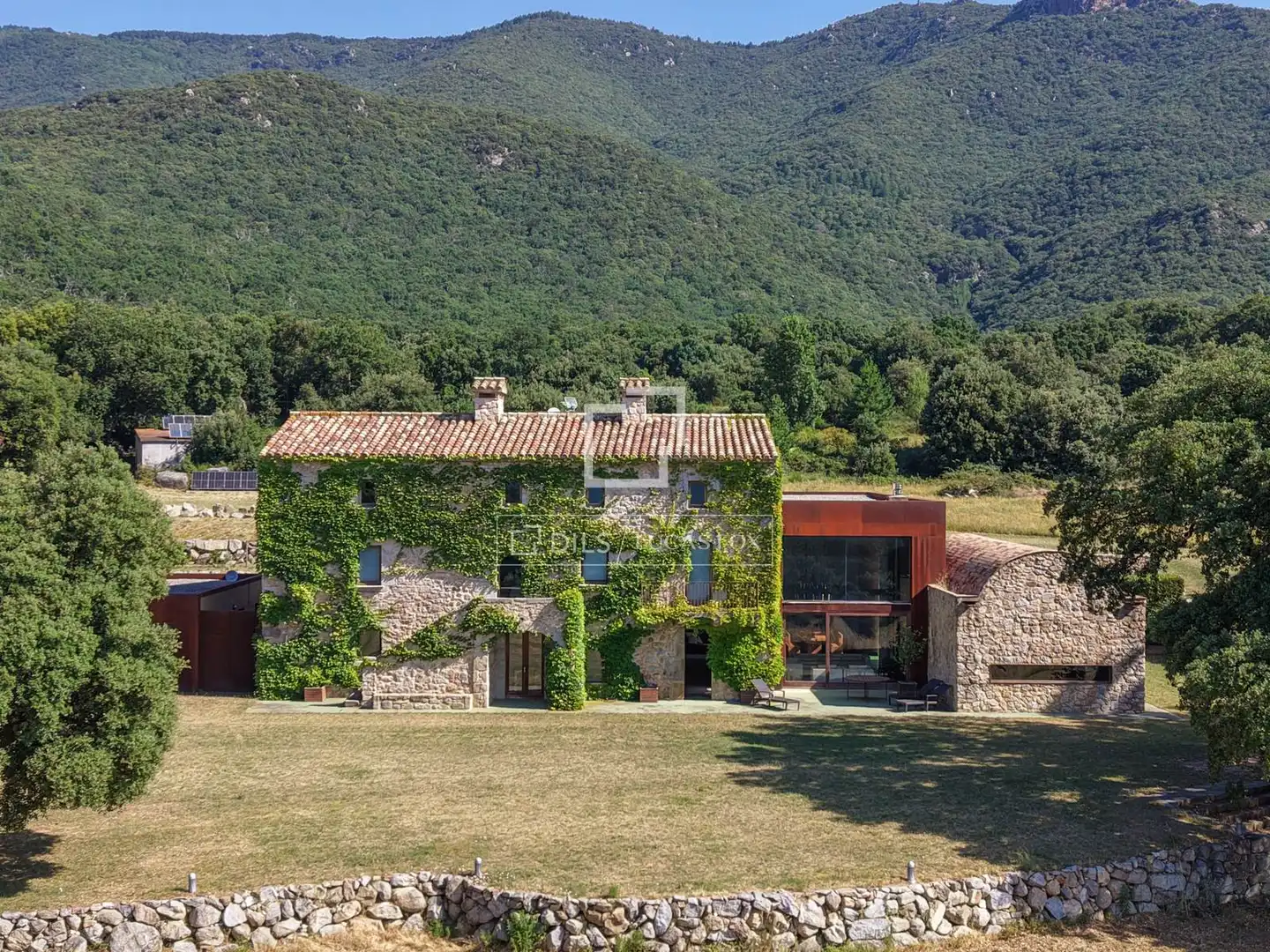 Vista exterior de Finca rústica en venda en Maçanet de Cabrenys amb Calefacció, Jardí privat i Traster
