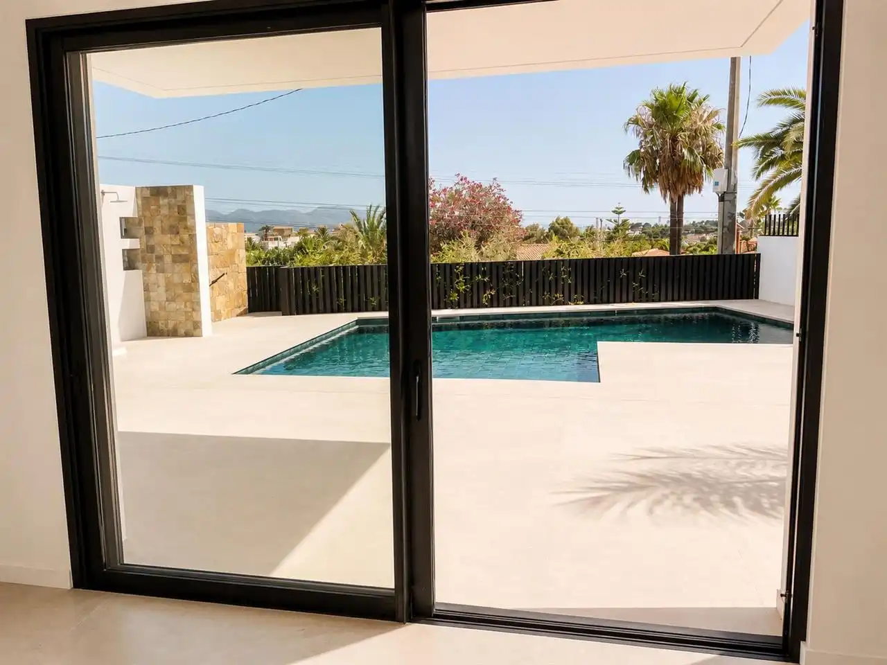 Piscina de Casa adosada en venda en L'Alfàs del Pi amb Aire condicionat, Jardí privat i Traster