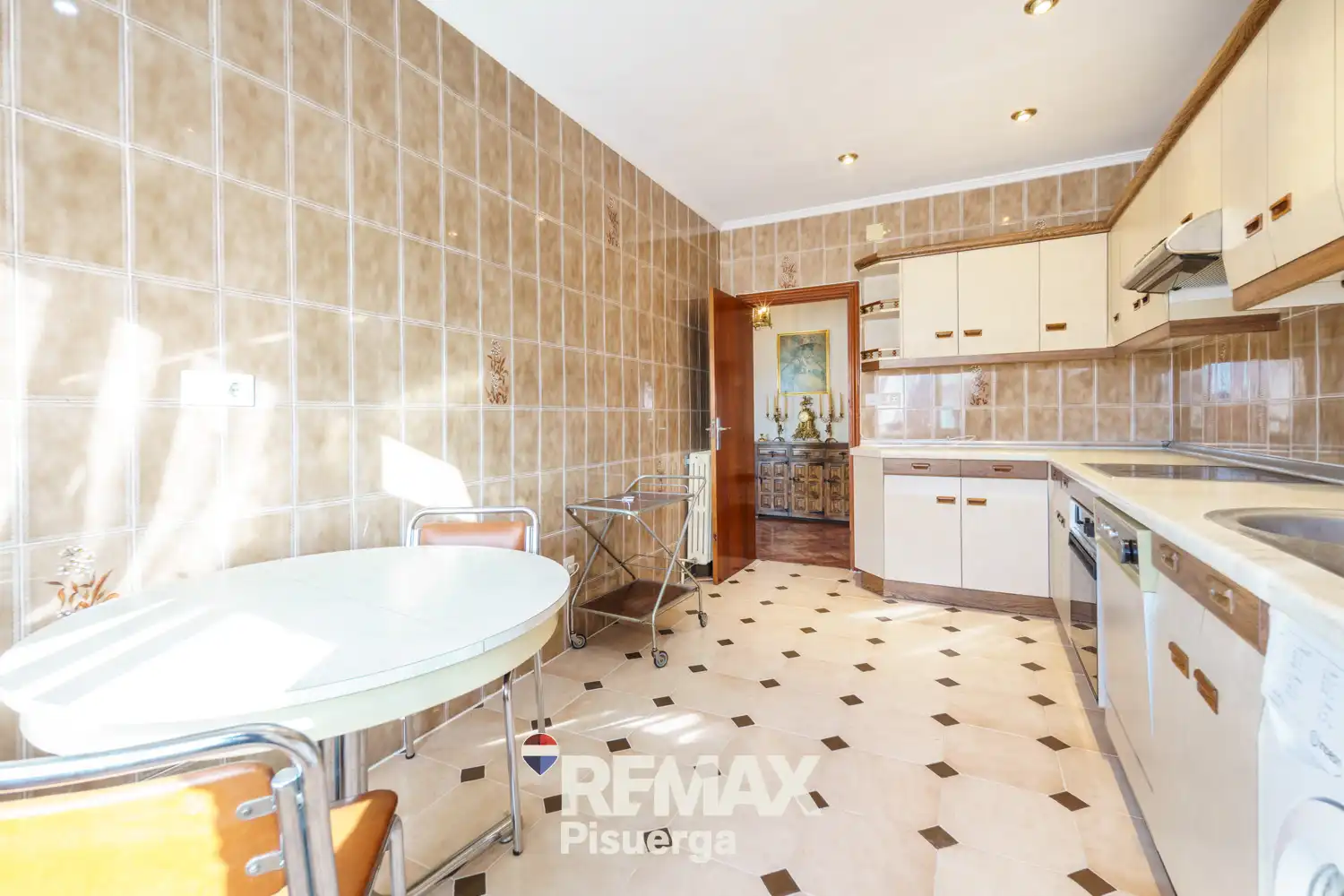 Cuina de Casa o xalet en venda en Venta de Baños amb Jardí privat, Terrassa i Traster