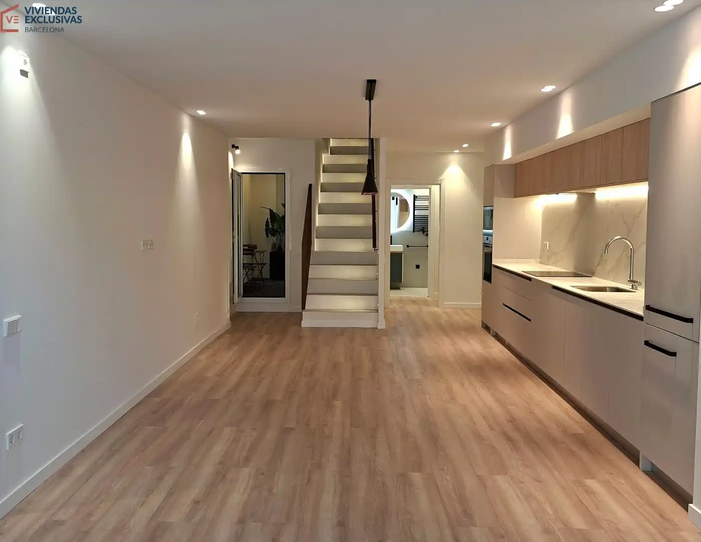 Dúplex en venta en Barcelona con Parquet, Balcón y Alarma