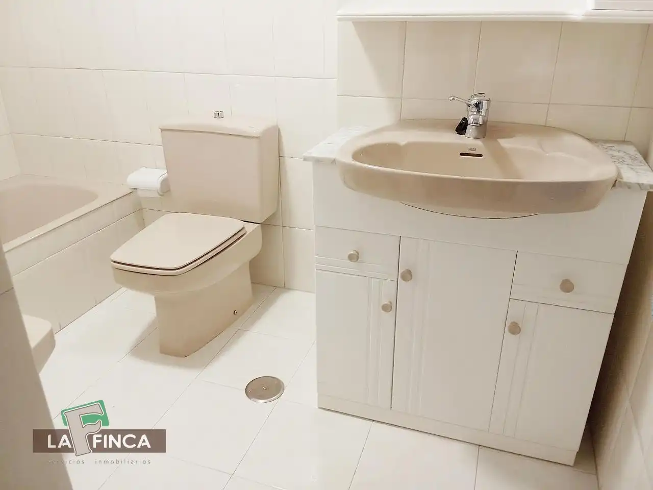 Bathroom of Flat for sale in Oviedo   with Heating, Parquet flooring and Furnished