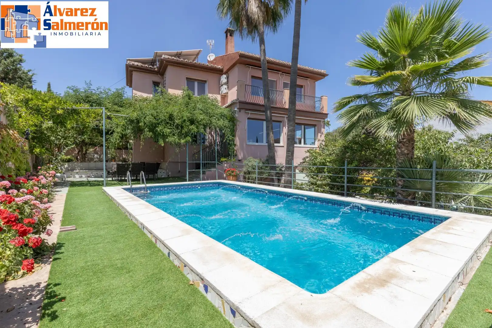 House with pool for sale in Avenida MONTEVIVE