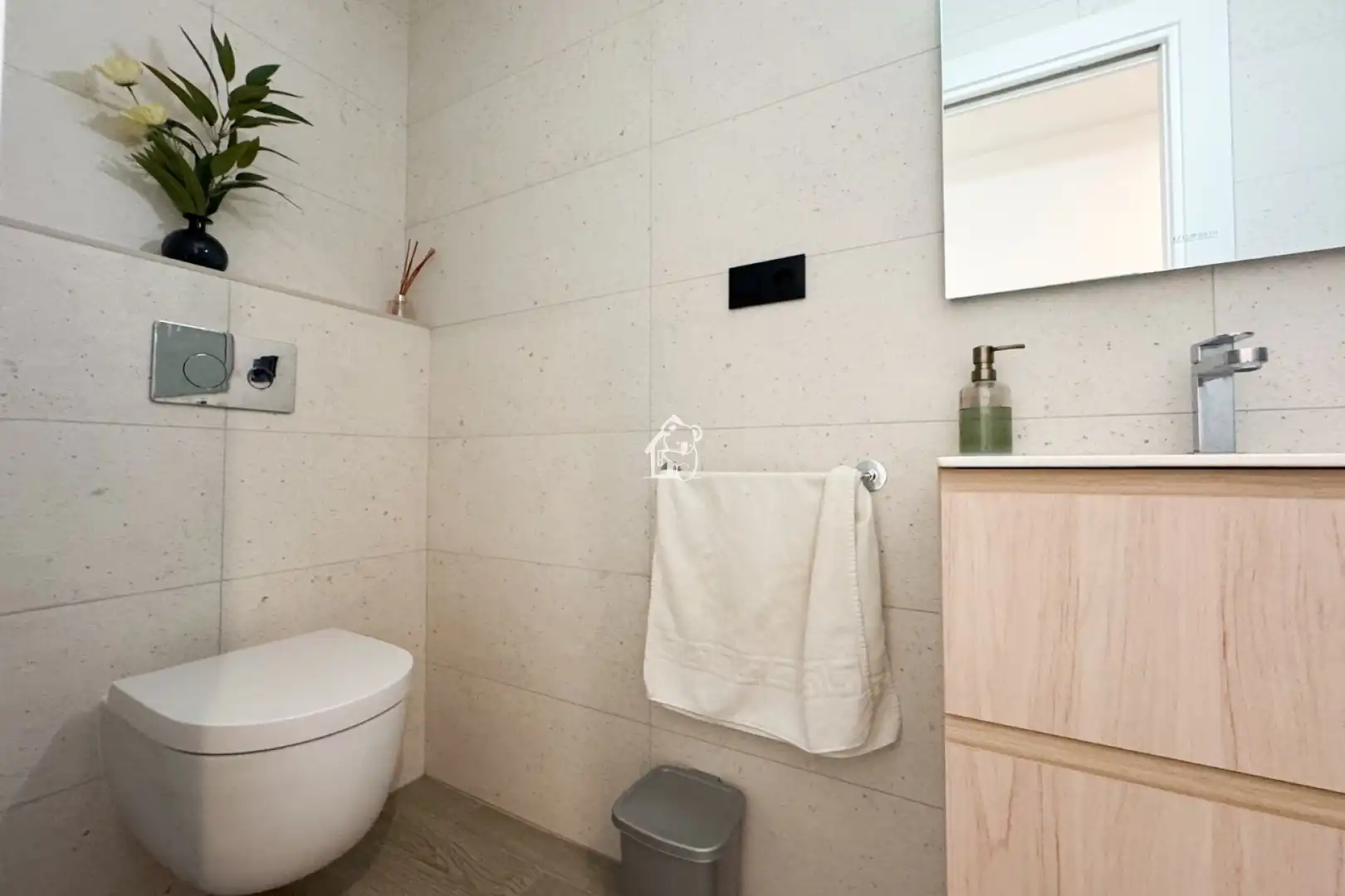 Bathroom of Flat for rent in Torrevieja  with Air Conditioner, Furnished and Oven