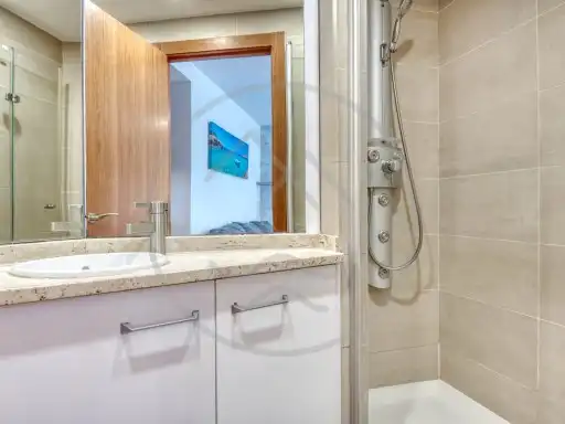 Baño de Piso en venta en Castell d'Aro, Platja d'Aro i s'Agaró con Aire acondicionado, Calefacción y Amueblado