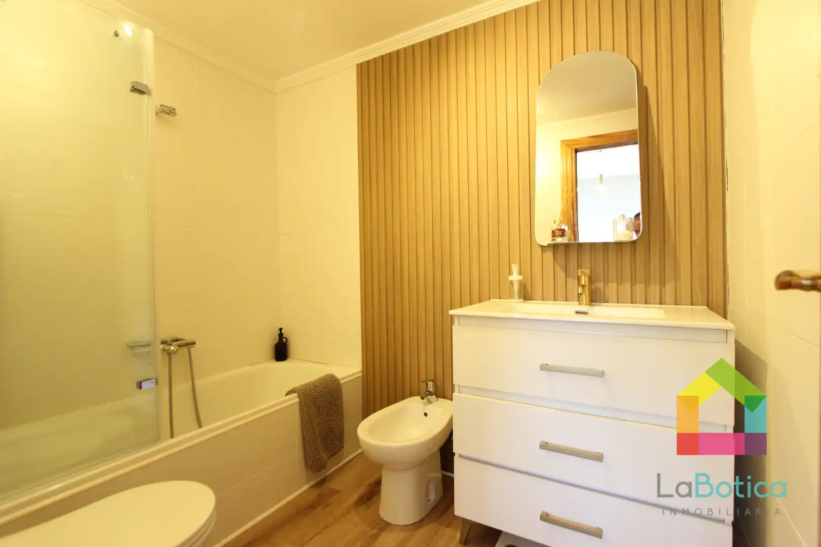 Baño de Piso en venta en Olías del Rey con Aire acondicionado, Calefacción y Terraza