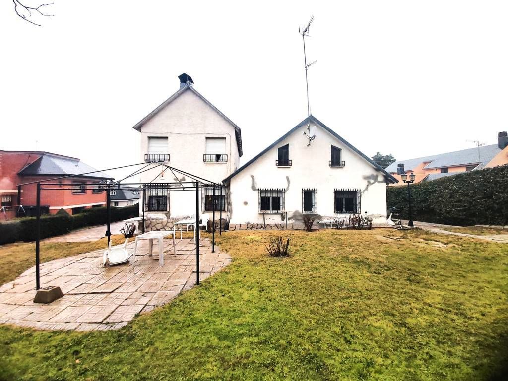 Vista exterior de Casa o xalet en venda en Móstoles amb Calefacció, Jardí privat i Piscina