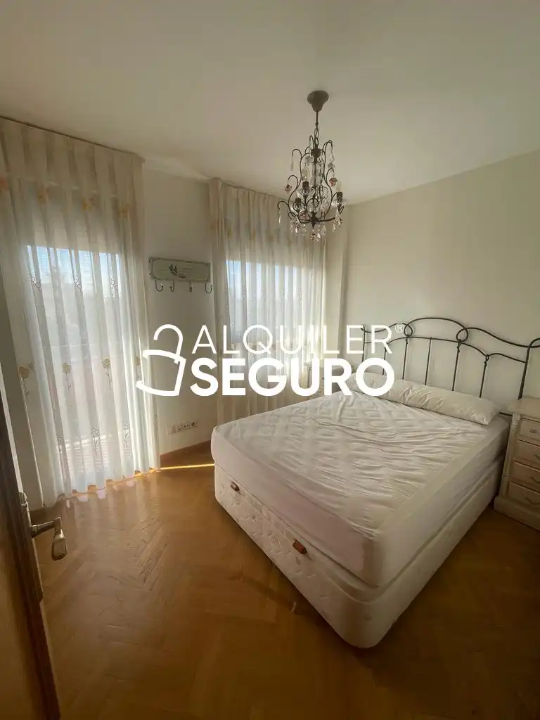 Schlafzimmer von Dachboden zur Miete in Madrid mit Heizung, Terrasse und Abstellraum