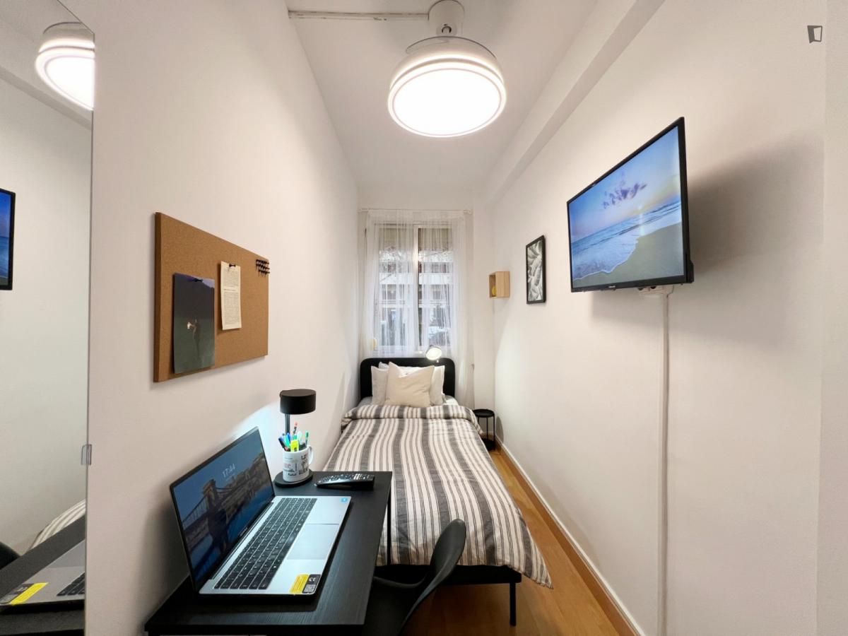 Dormitori de Apartament per a compartir en  Madrid Capital amb Calefacció, Moblat i Microones