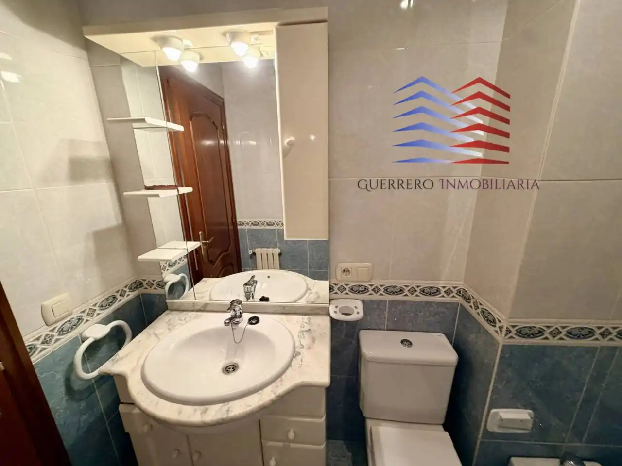 Baño de Apartamento de alquiler en Ourense Capital  con Calefacción, Parquet y Trastero