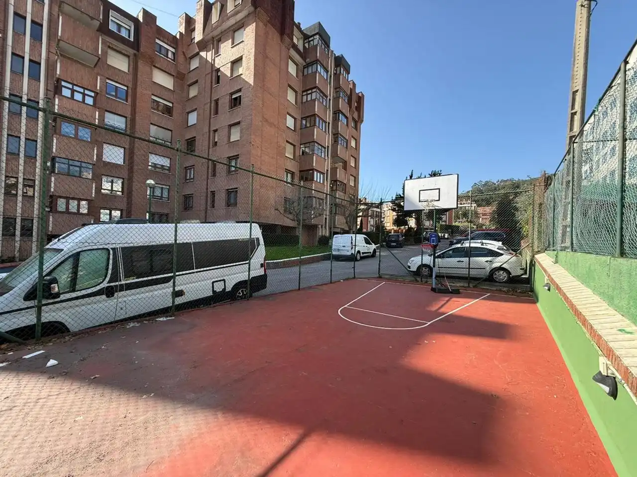 Aparcament de Pis en venda en Castro-Urdiales amb Calefacció, Parquet i Terrassa
