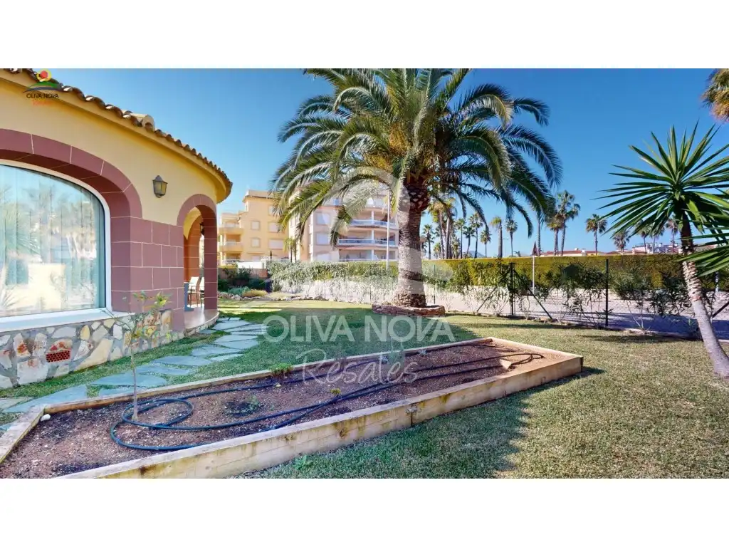 Vista exterior de Casa o chalet en venta en Oliva con Jardín privado