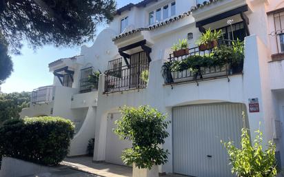 Vista exterior de Casa adosada en venda en Mijas amb Aire condicionat, Terrassa i Alarma