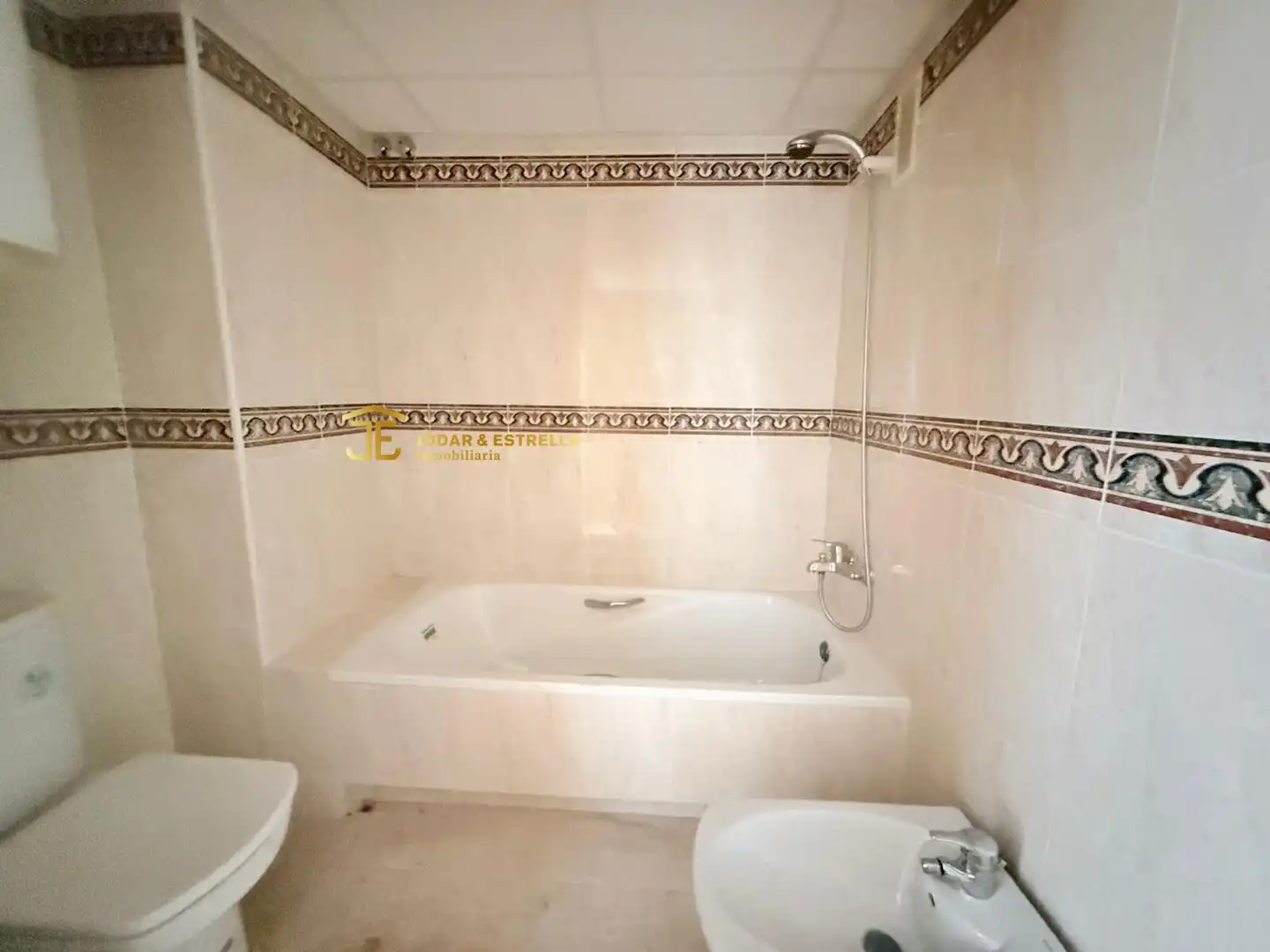 Baño de Apartamento en venta en Lorca con Terraza, Balcón y Piscina comunitaria