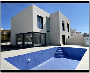 Exterior view of Single-family semi-detached for sale in Empuriabrava  with Air Conditioner, Terrace and Swimming Pool