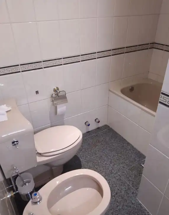 Baño de Piso para compartir en Granada con Aire acondicionado, Amueblado y Horno