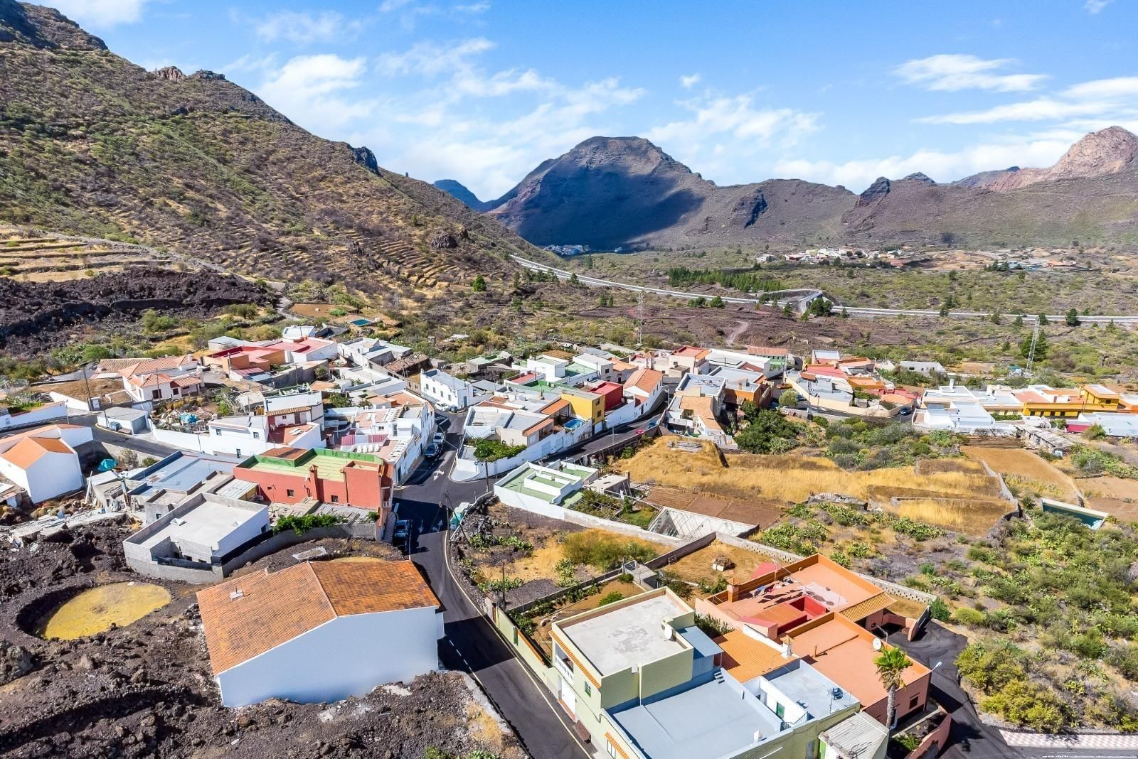 Vista exterior de Casa o xalet en venda en Santiago del Teide amb Aire condicionat, Jardí privat i Terrassa