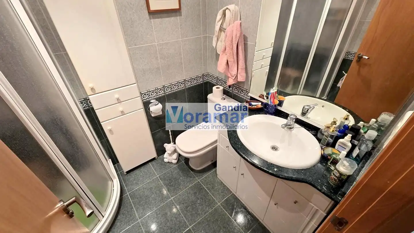 Badezimmer von Wohnungen zum Verkauf in Gandia mit Klimaanlage, Terrasse und Möbliert