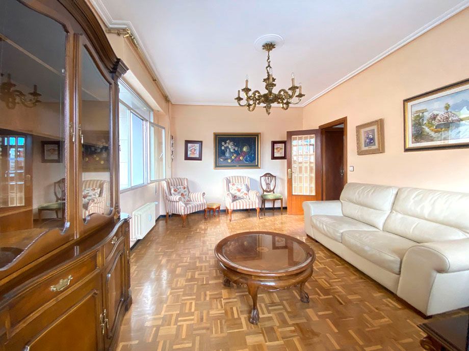 Sala d'estar de Pis en venda en Vitoria - Gasteiz amb Calefacció, Parquet i Terrassa