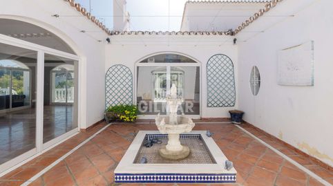 Ubicada en una de las zonas residenciales más exclusivas y consolidadas de la Costa del Sol, El Paraíso Alto, esta villa represent, imatge 3