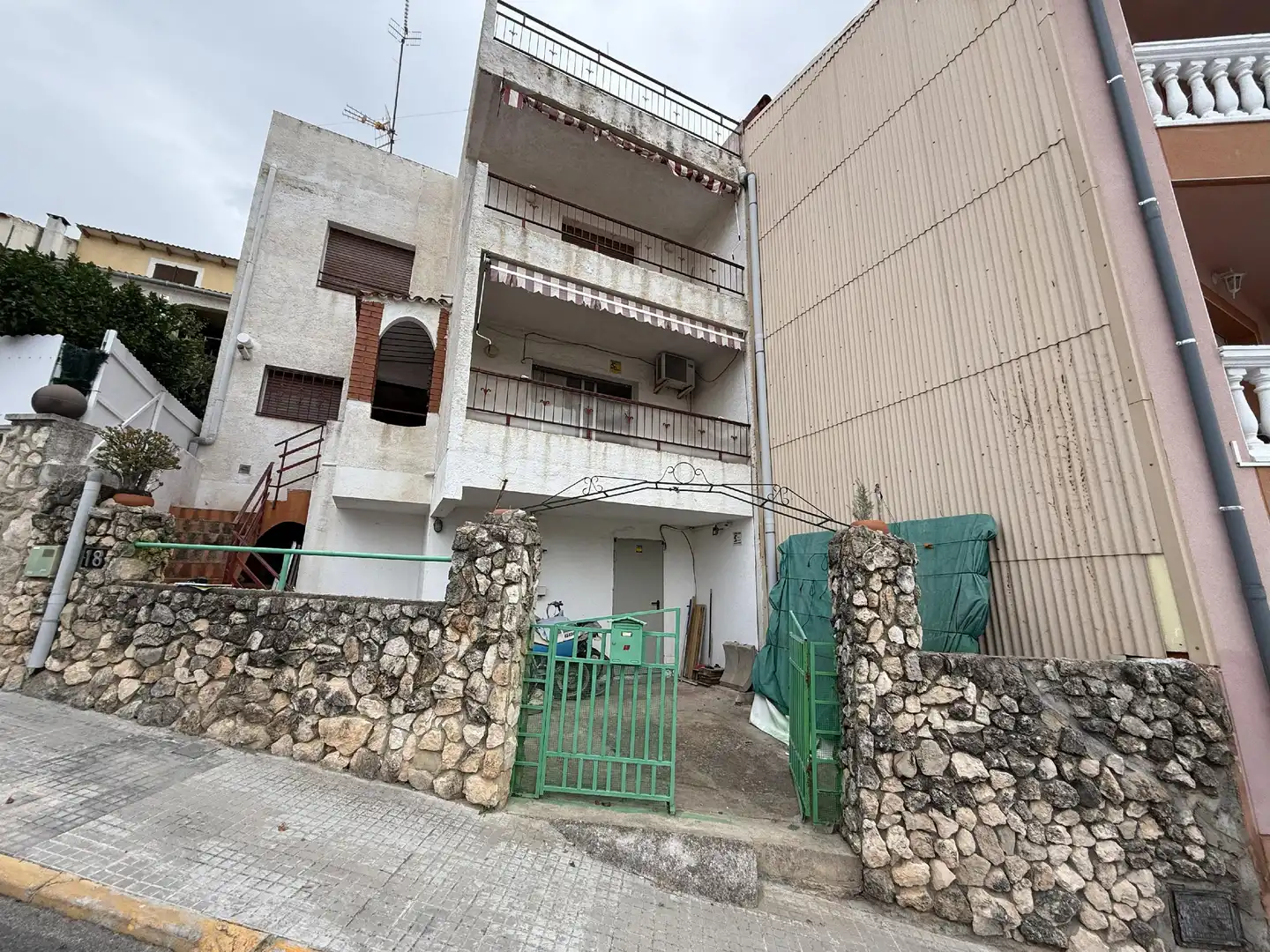 Vista exterior de Casa o xalet en venda en Roda de Berà amb Terrassa