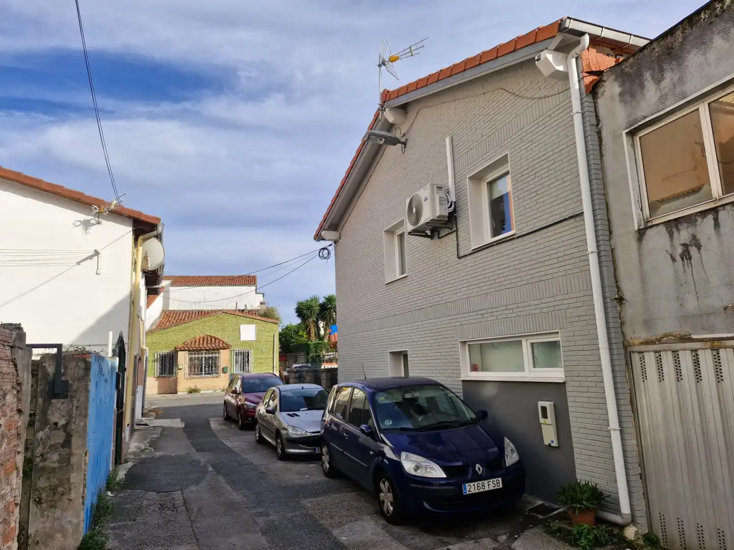 Vista exterior de Casa adosada en venda en Torrelavega  amb Aire condicionat, Calefacció i Jardí privat