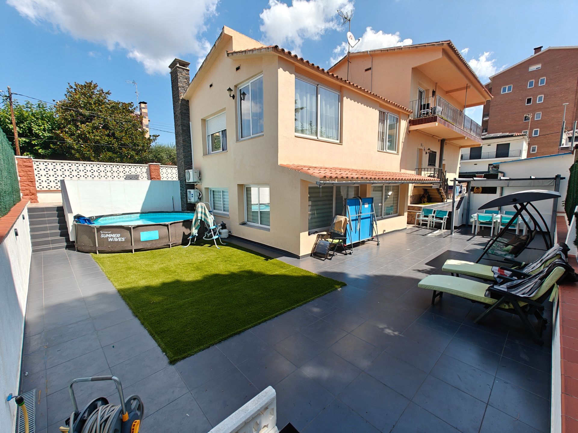 Vista exterior de Casa o xalet en venda en Premià de Mar amb Aire condicionat, Jardí privat i Terrassa