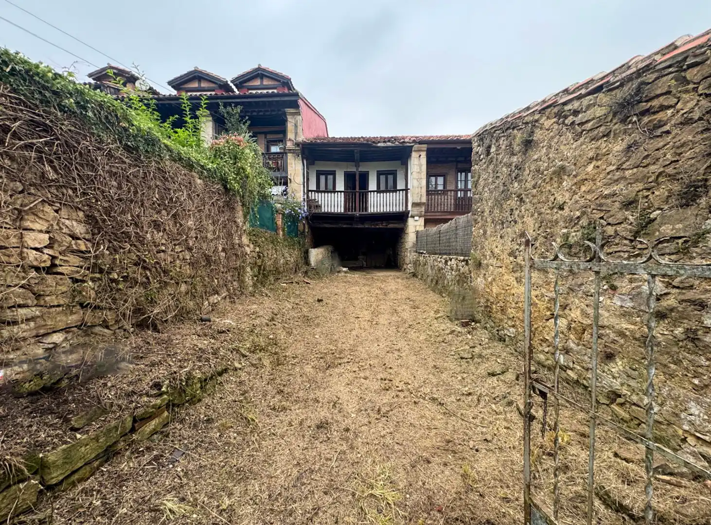 Vista exterior de Casa adosada en venda en Comillas (Cantabria) amb Jardí privat i Terrassa