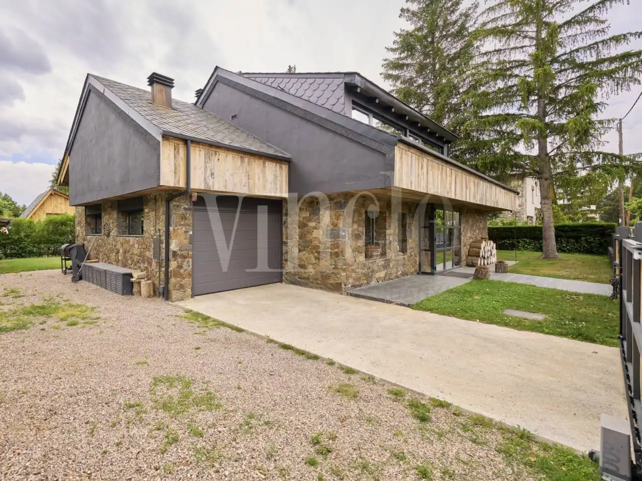 Vista exterior de Casa o xalet en venda en Puigcerdà amb Calefacció, Jardí privat i Parquet