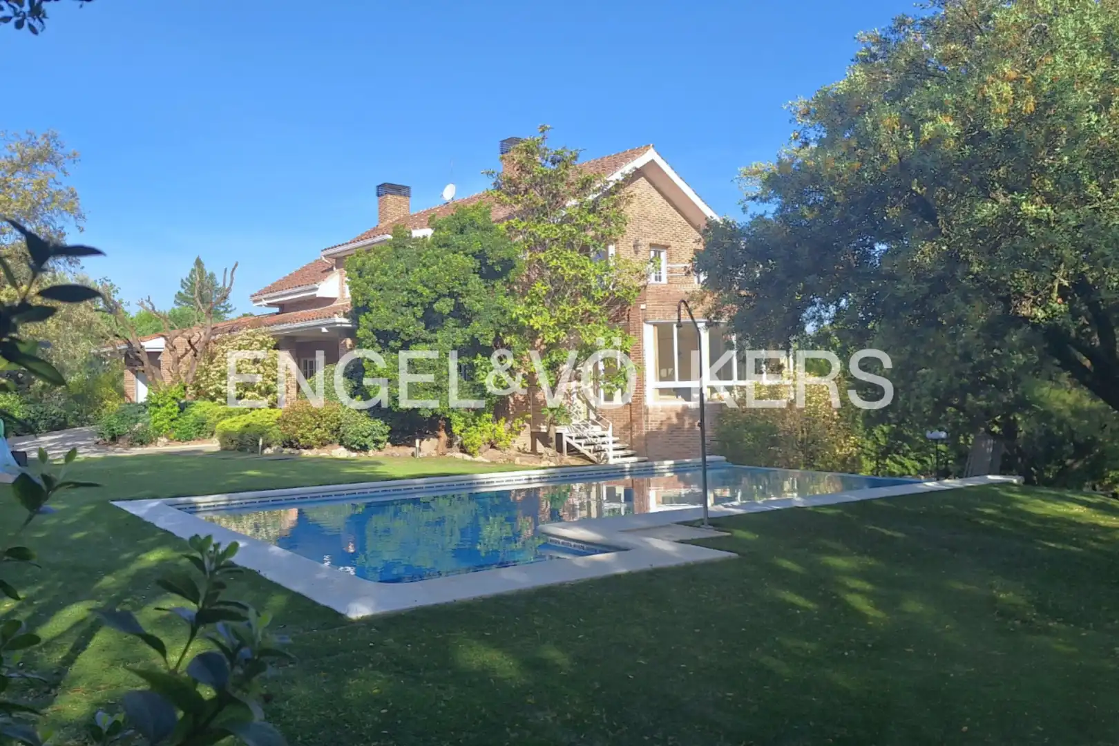 Vista exterior de Casa o xalet en venda en Las Rozas de Madrid amb Aire condicionat, Calefacció i Jardí privat