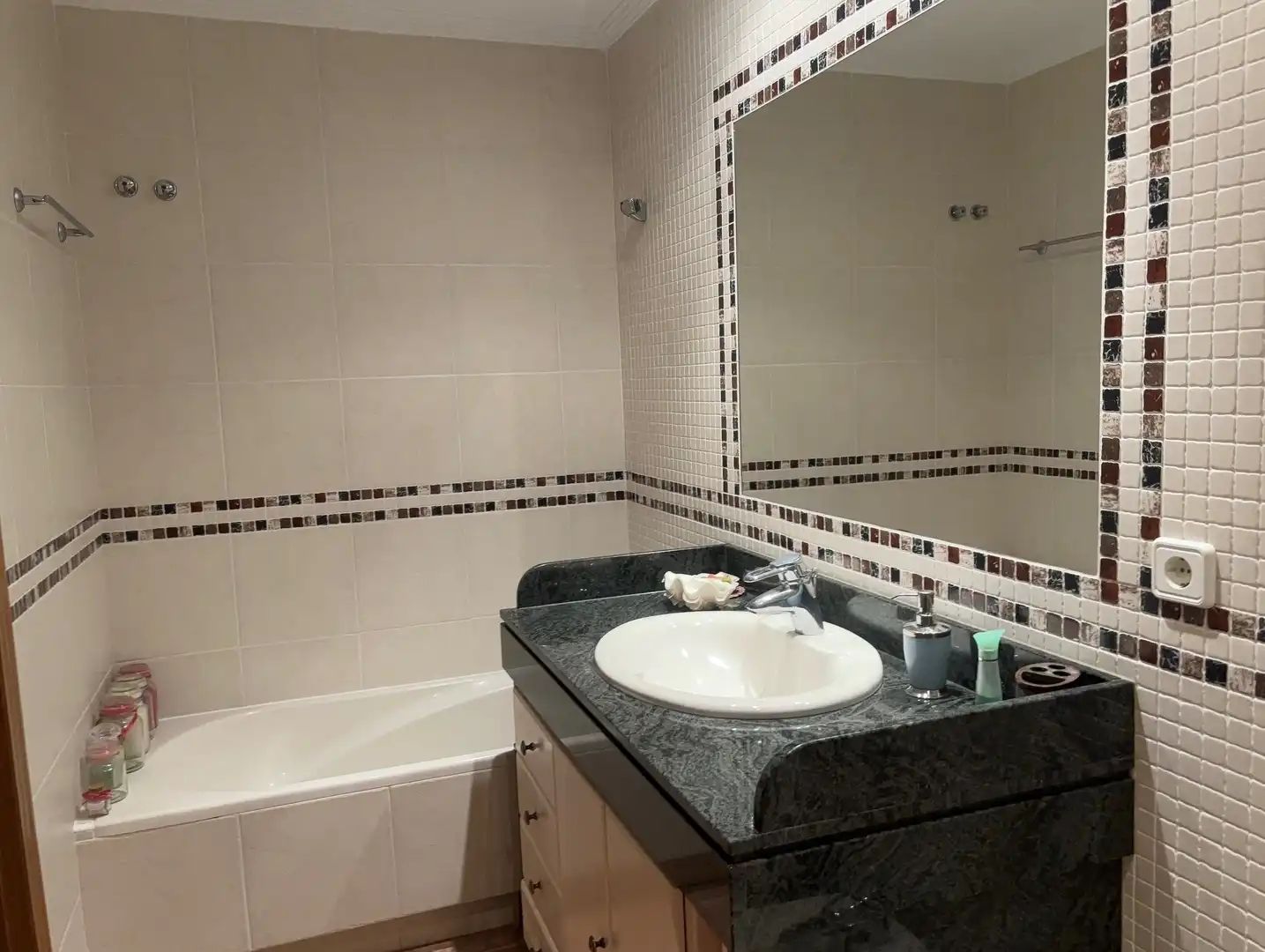 Badezimmer von Erdgeschoss zum Verkauf in La Manga del Mar Menor mit Klimaanlage, Privatgarten und Schwimmbad
