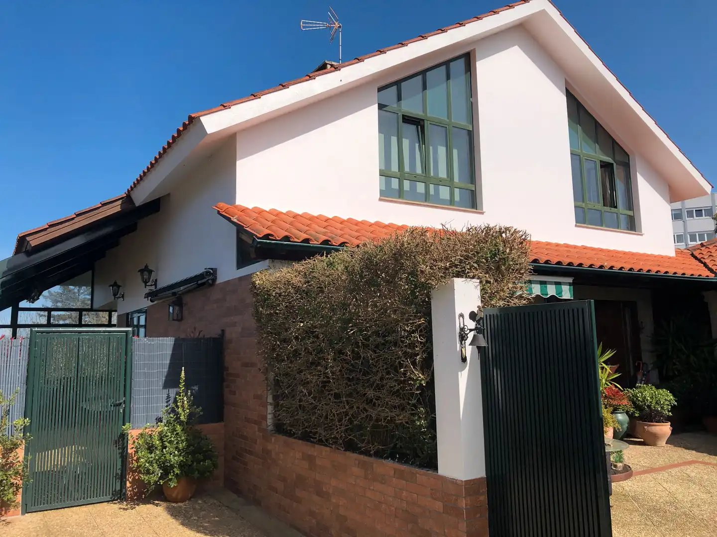 Außenansicht von Haus oder Chalet zum Verkauf in Oleiros mit Privatgarten, Parkett und Terrasse