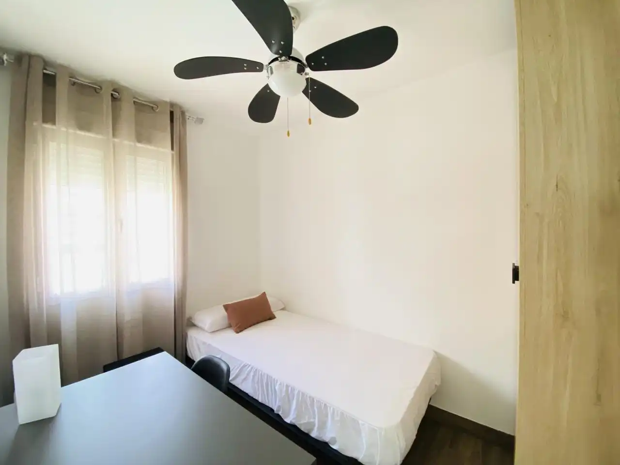 Bedroom of Flat for rent in Granada  with Air Conditioner, Furnished and Balcony