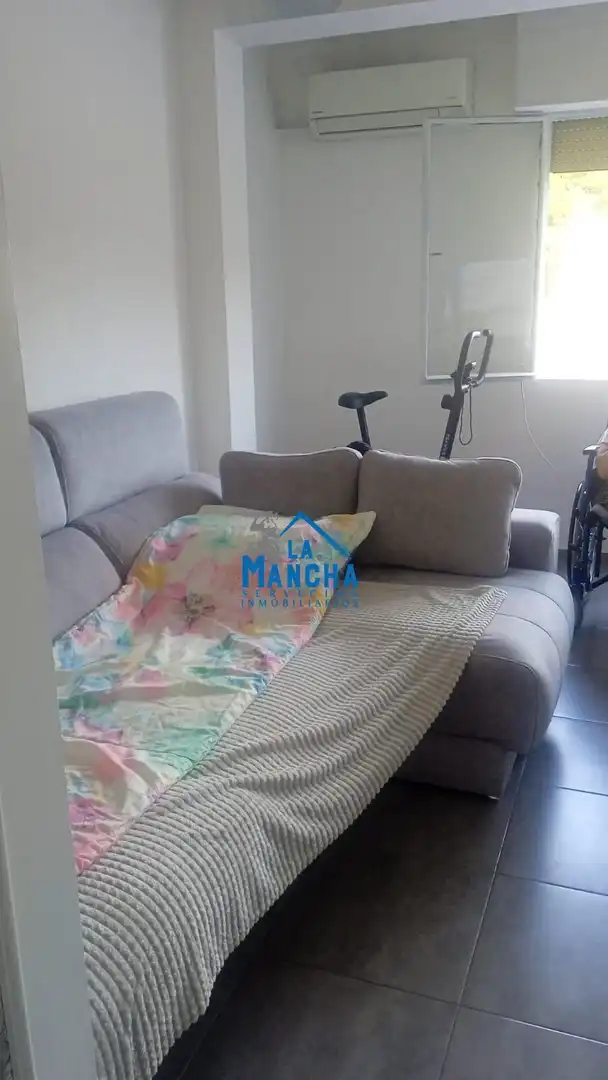 Living room of Flat for sale in Almansa  with Furnished and Balcony