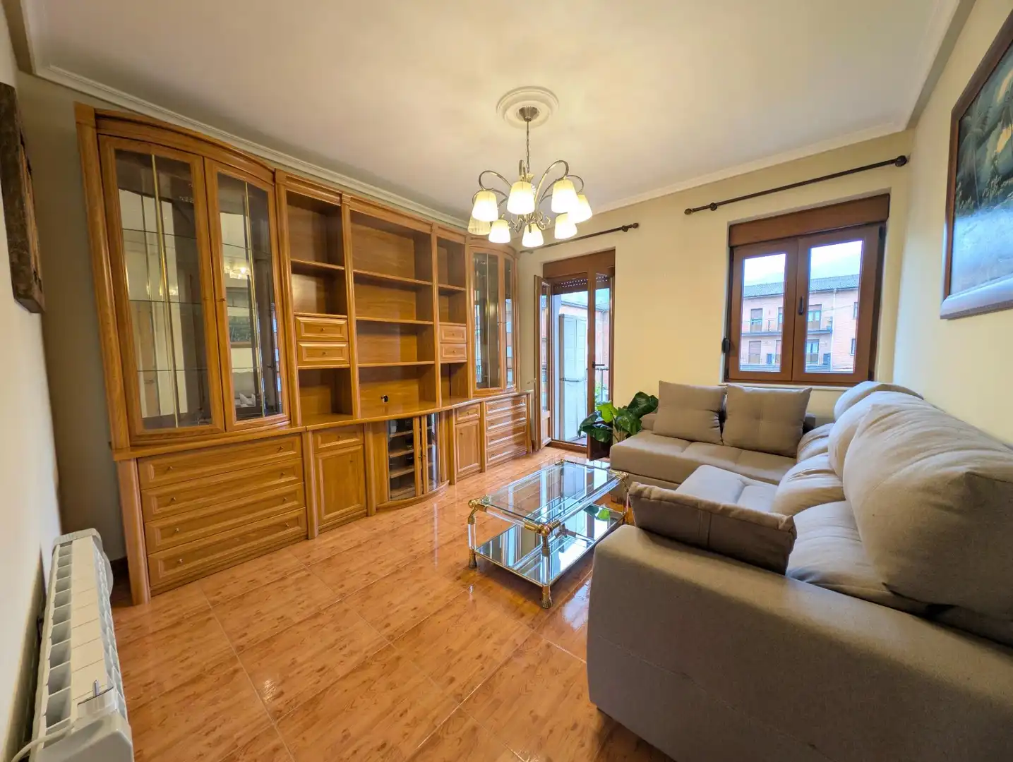 Sala de estar de Piso en venta en San Martín del Rey Aurelio con Calefacción, Trastero y Balcón