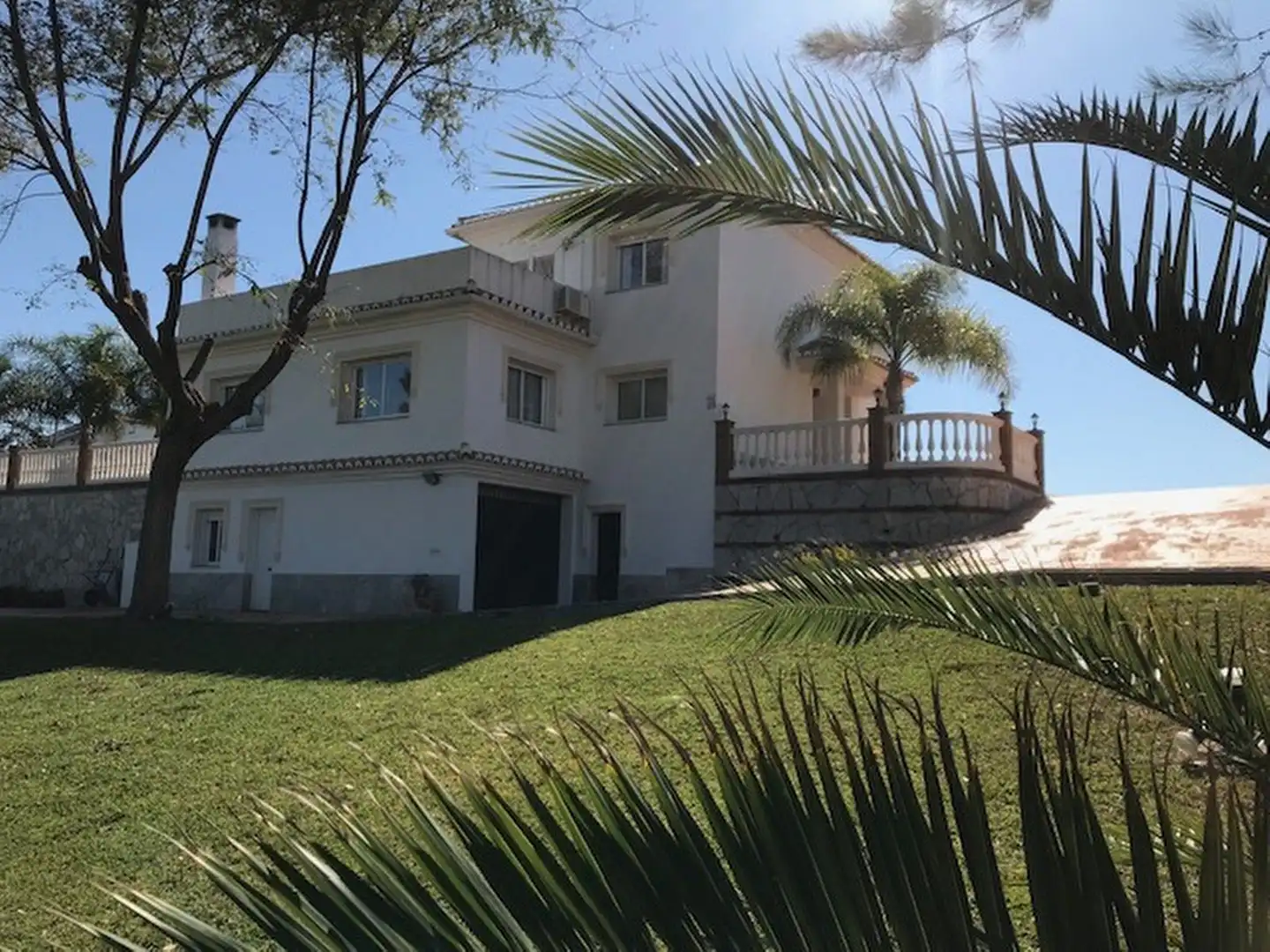 Außenansicht von Einfamilien-Reihenhaus zum Verkauf in Mijas mit Klimaanlage, Terrasse und Abstellraum