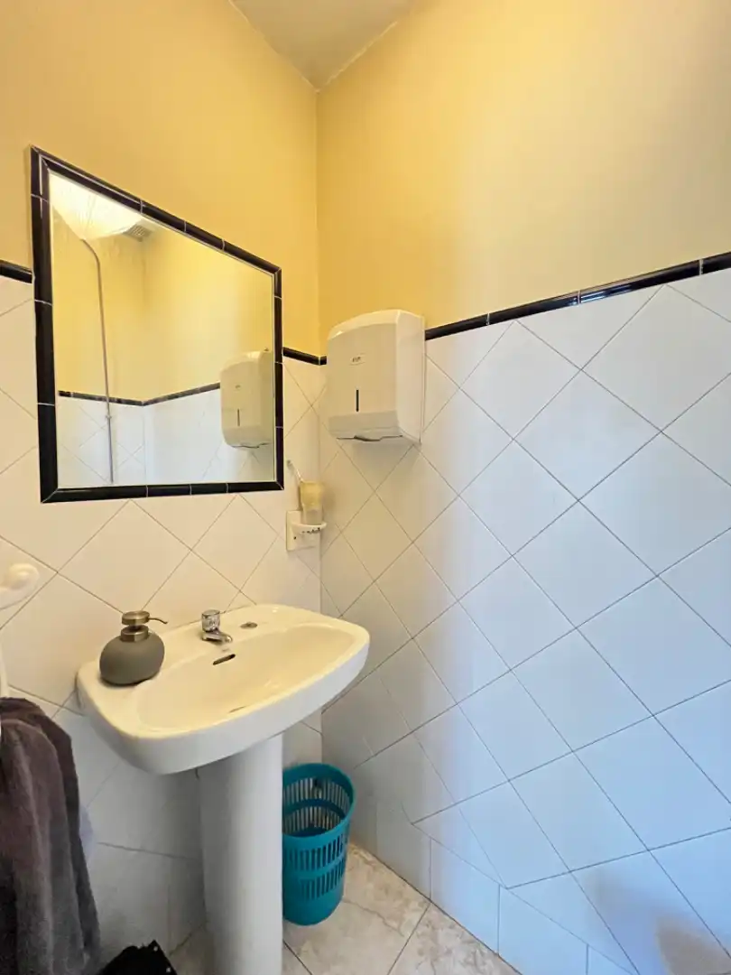 Bathroom of Office for rent in Madrid  with Air Conditioner, Heating and Balcony