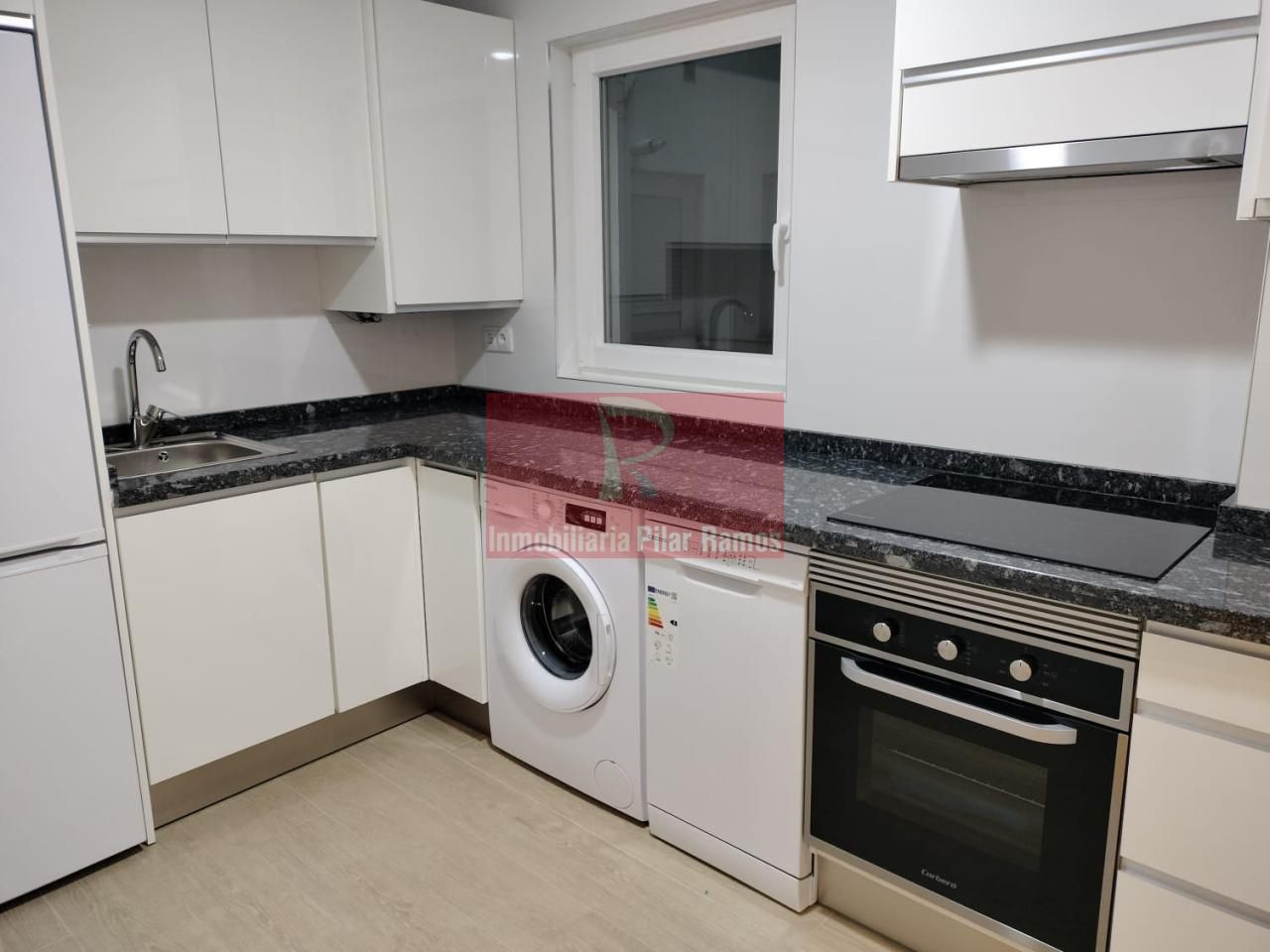 Cuina de Apartament de lloguer en León Capital  amb Calefacció, Parquet i Terrassa