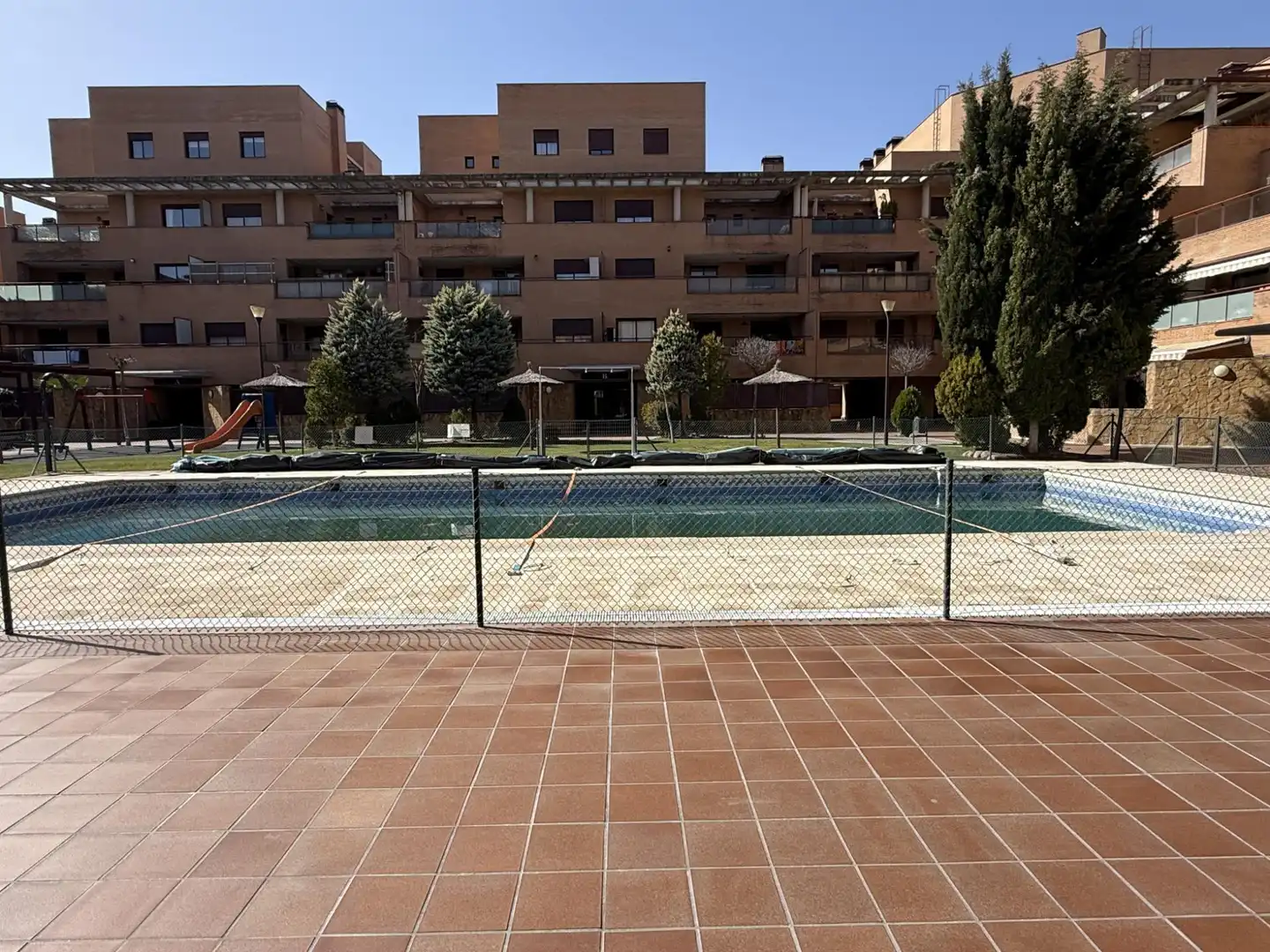 Schwimmbecken von Wohnung zum Verkauf in Yebes mit Heizung, Terrasse und Abstellraum