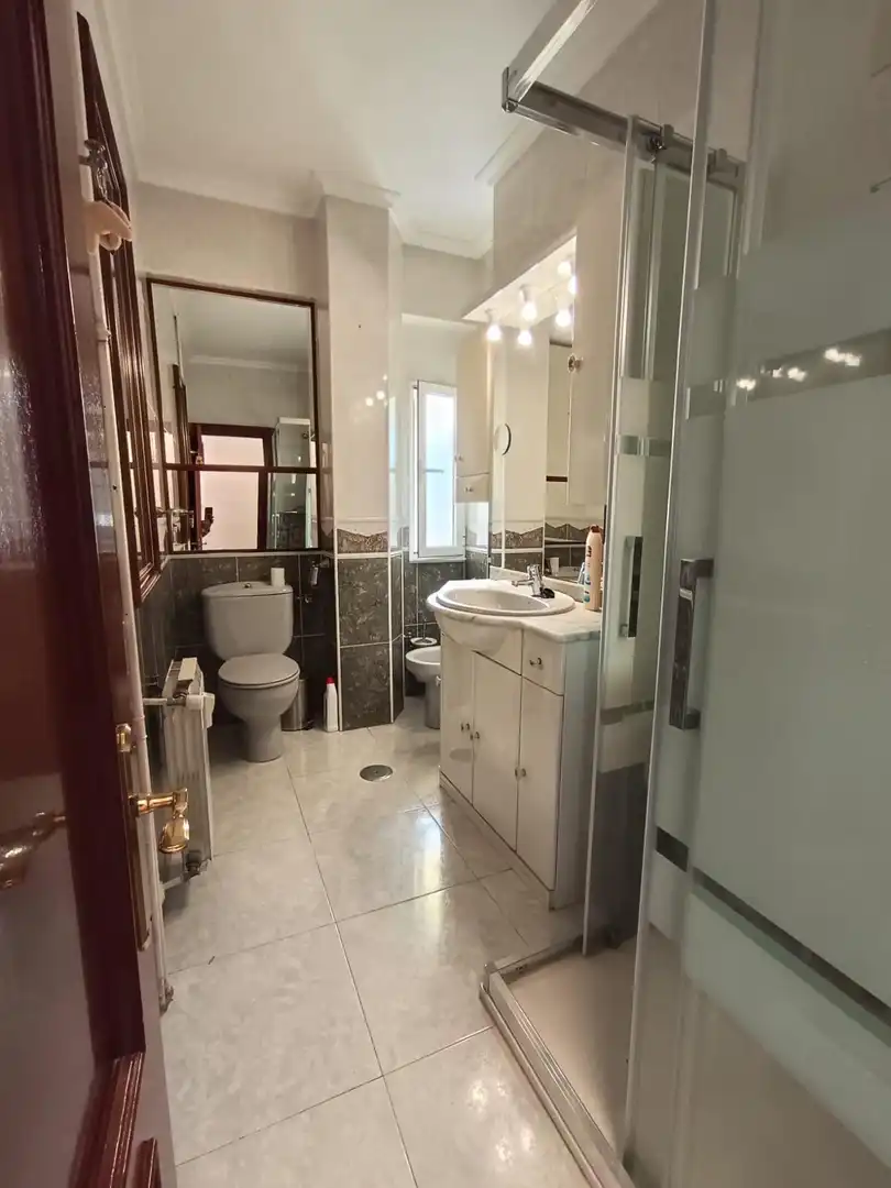 Baño de Piso en venta en Avilés con Calefacción y Terraza