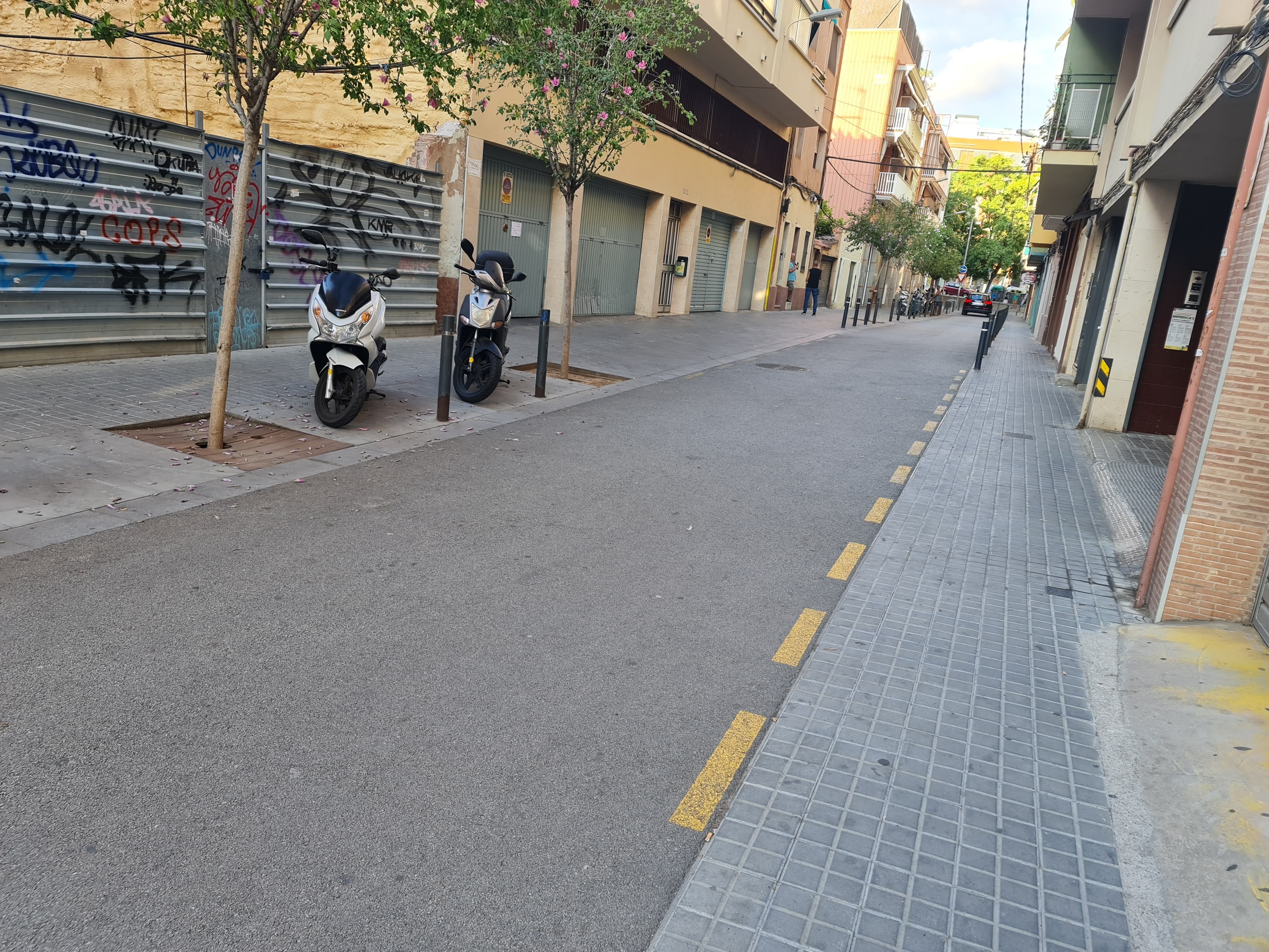 Exterior view of Premises for sale in L'Hospitalet de Llobregat  with Air Conditioner and Parquet flooring