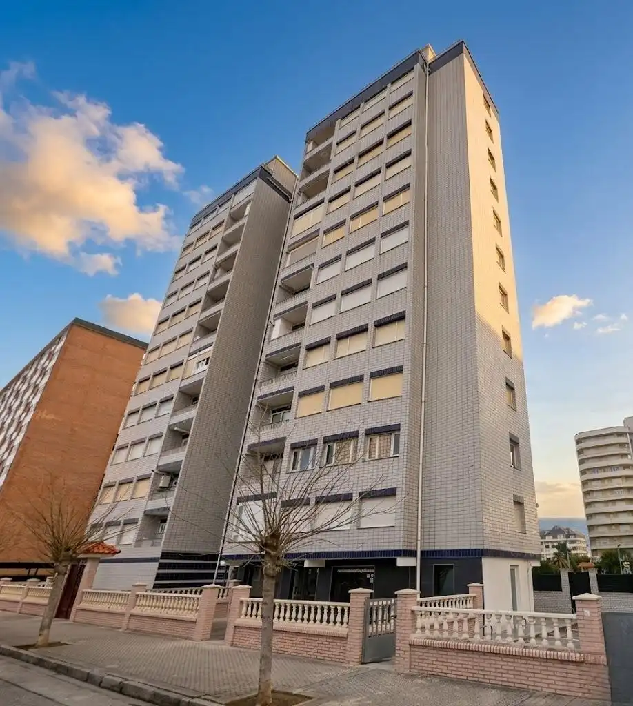 Außenansicht von Wohnung zum Verkauf in Laredo mit Balkon und Gemeinschaftspool