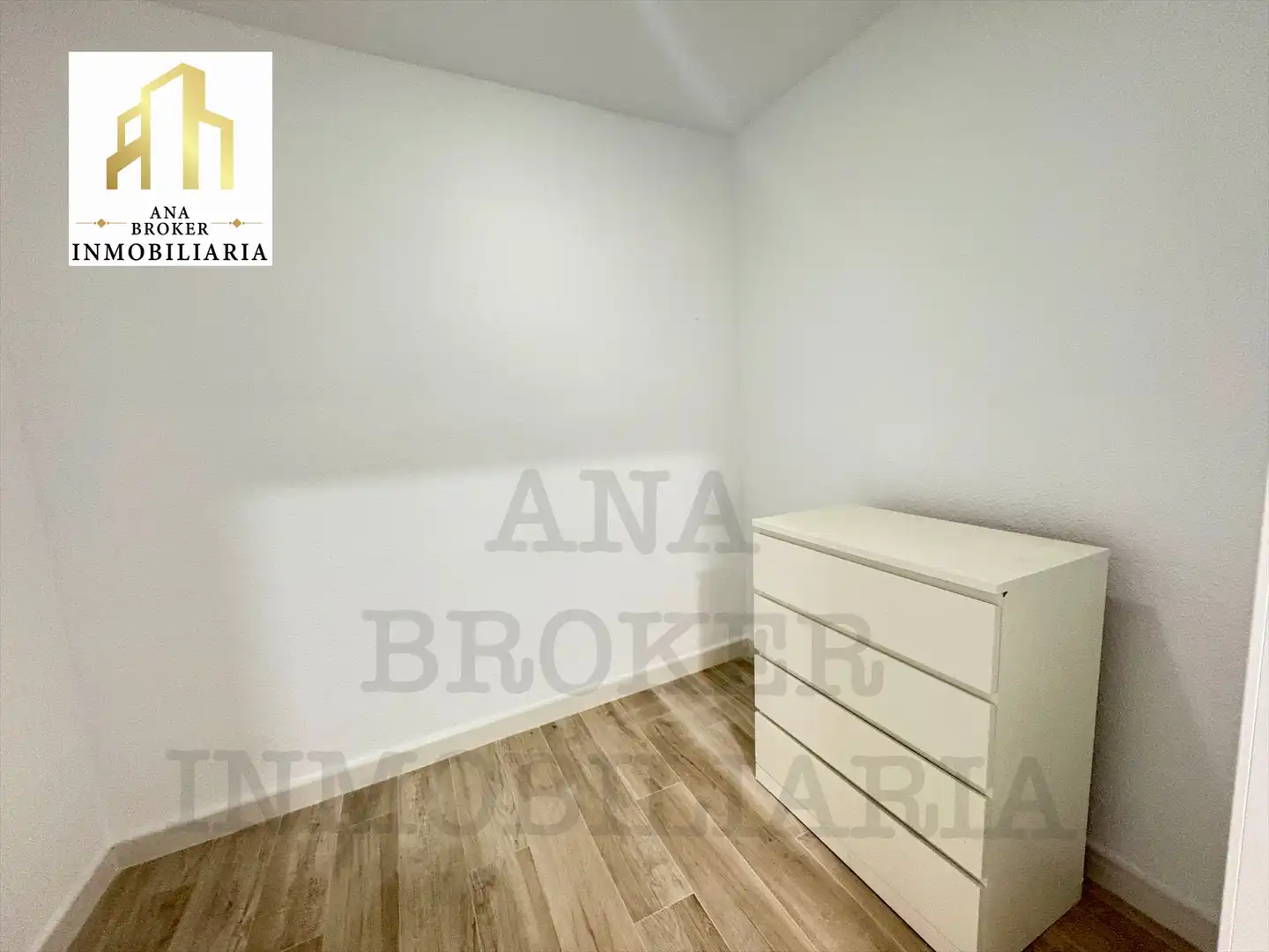 Dormitori de Apartament en venda en Ronda amb Balcó